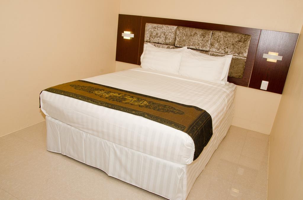 Grand Diamond Hotel Trinidad Piarco Exteriör bild