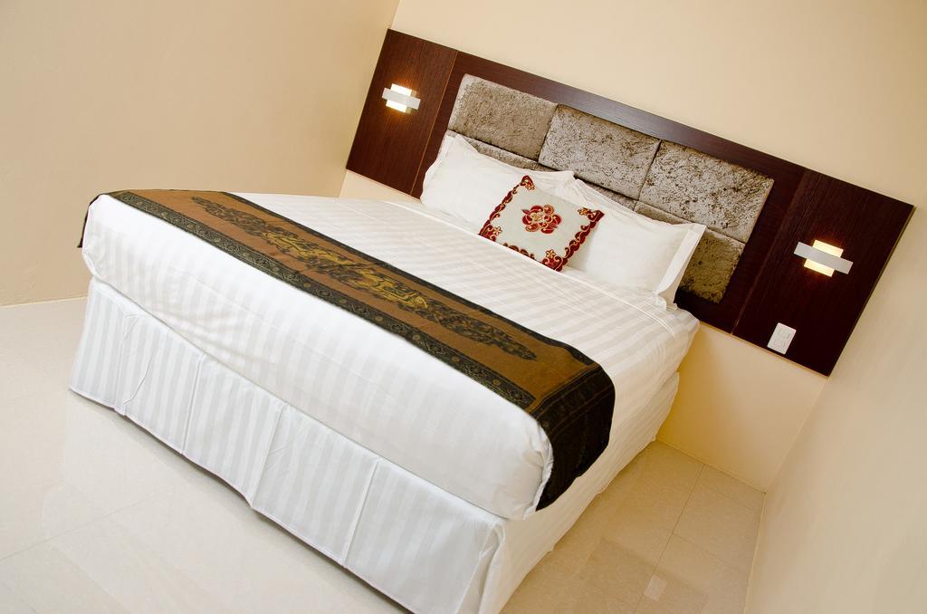 Grand Diamond Hotel Trinidad Piarco Exteriör bild